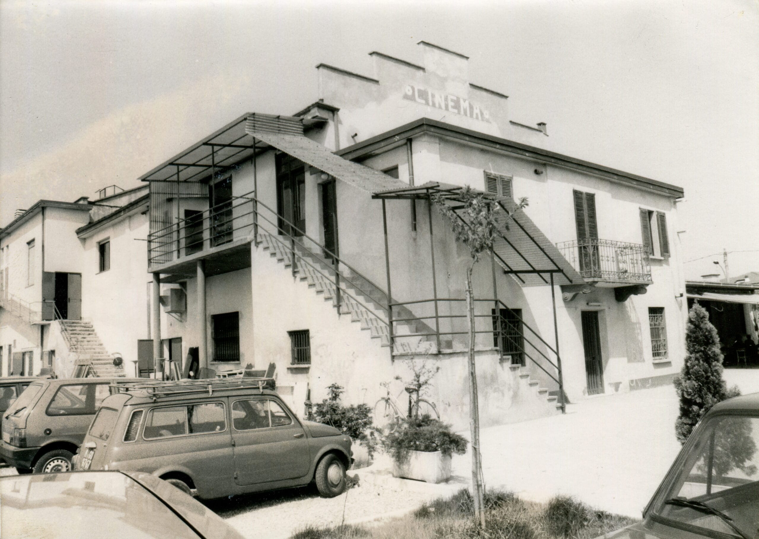 L'edificio poco prima dell'apertura; c'è ancora la scritta “cinema” del vecchio cinema Ponte. Nel parcheggio le auto dei soci impegnati nei lavori di ristrutturazione. 1987