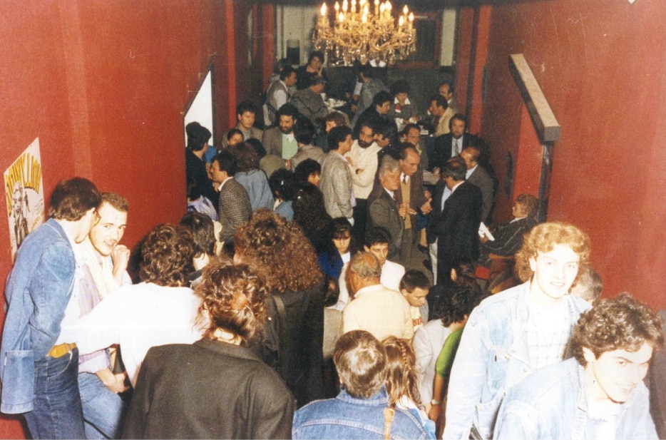 Gli invitati ammassati sullo scalone. 1987