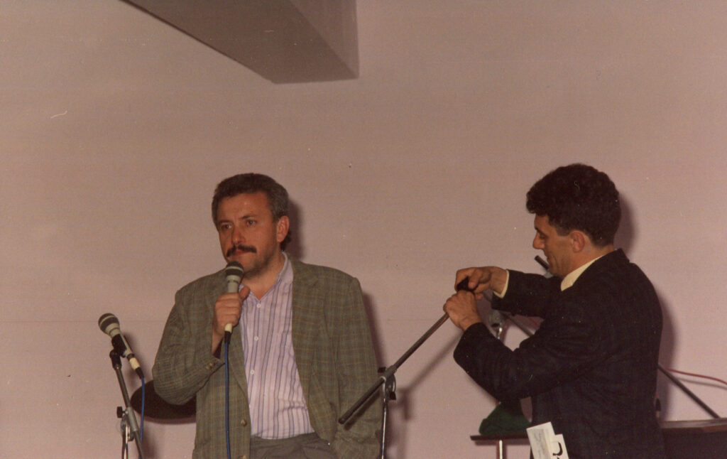 Il presidente della cooperativa Angelo Casiraghi tiene il discorso inaugurale. 1987