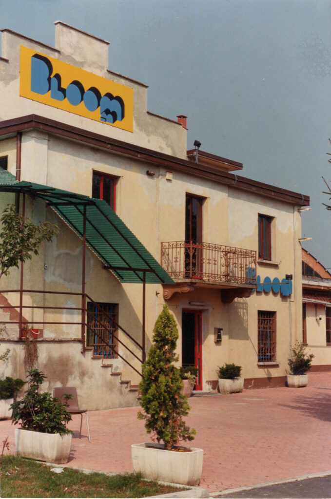 L'edificio con le due nuove insegne del Bloom. 1987