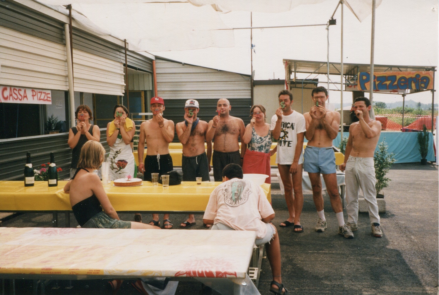 Soci e amici al termine di una serata a Bloomriver. 1994