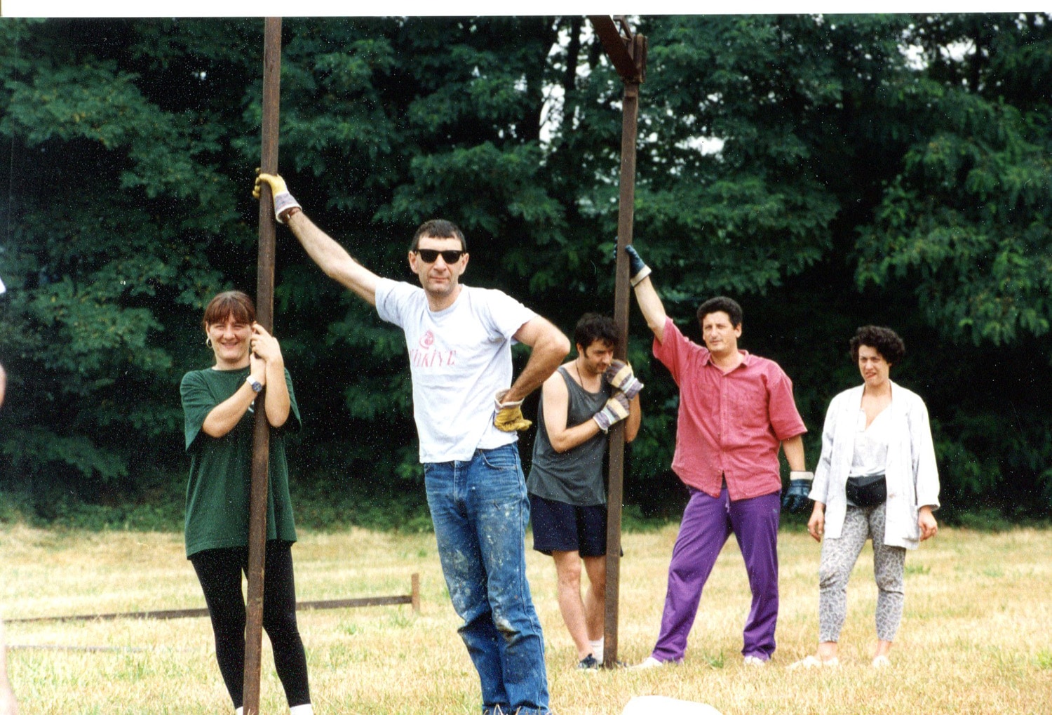 Soci impegnati nell'allestimento di Bloomriver a Trezzo sull'Adda. 1993